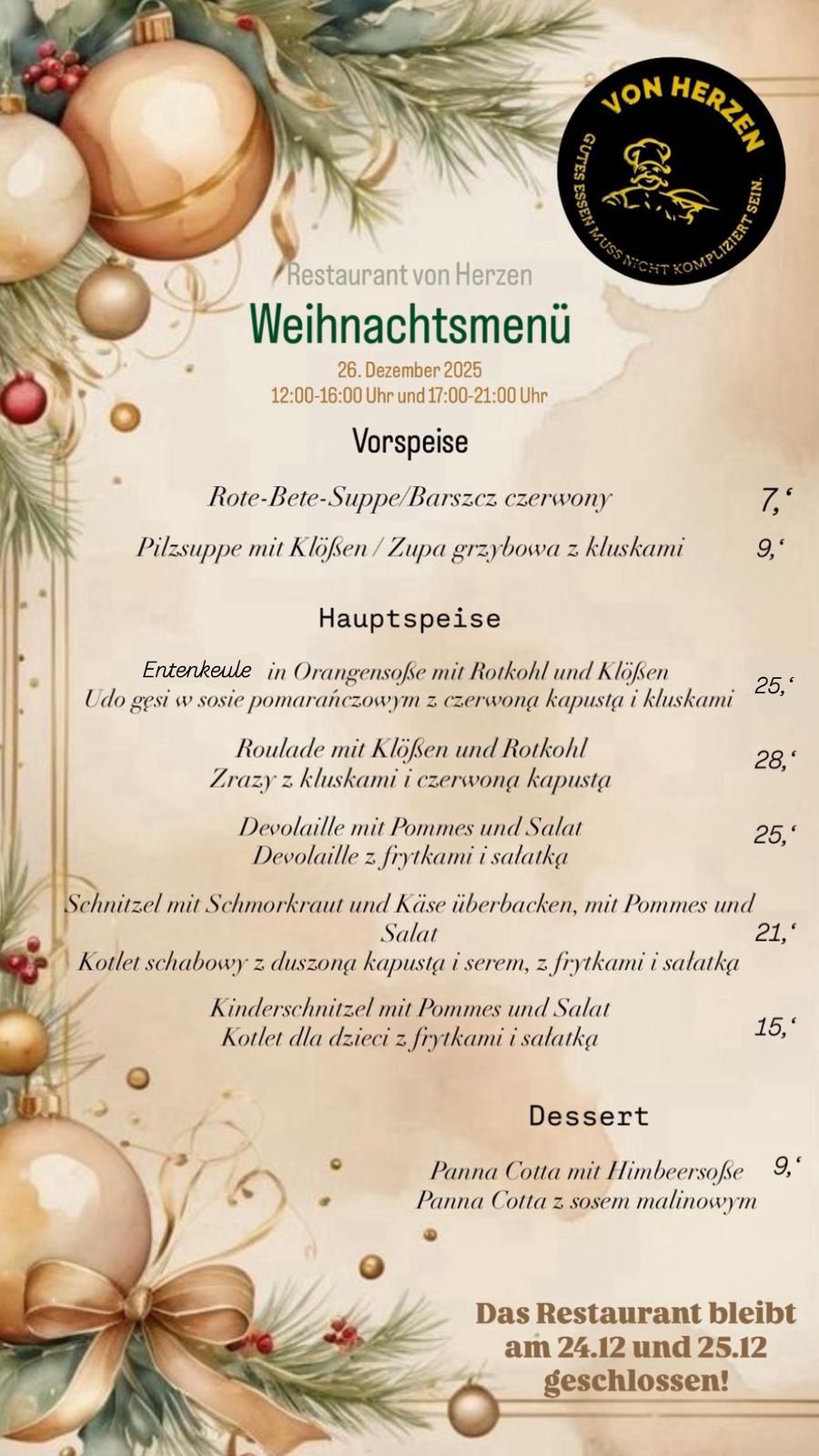 Weihnachtlich dekorierte Speisekarte mit Tannenzweigen und goldenen Kugeln